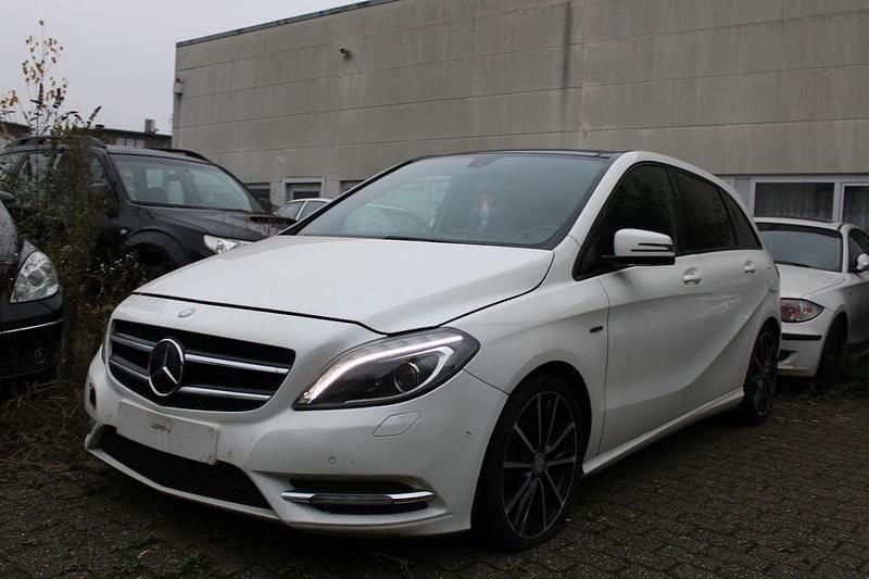 Weiß Gebraucht 2012 Mercedes B200 Van / Kleinbus | 4.990 € (Guter Preis) - Bild 1/4