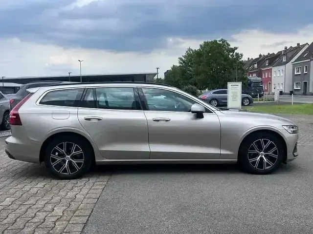 Gebraucht Volvo V60 Core 197 PS (144 kW) 2023 Andere Kombi