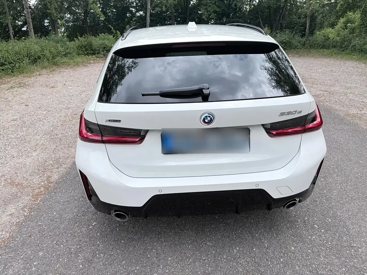 Gebraucht BMW 330e Efficient Dynamics 292 PS (214 kW) 2023 Weiß Kombi
