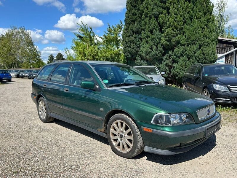 Grün Gebraucht 2000 Volvo V40 Kombi | 1.790 € (Fairer Preis) - Bild 1/4