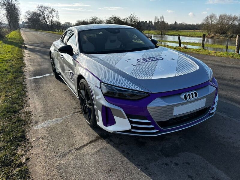 Silber Gebraucht 2024 Audi RS e-tron GT Sport Limousine | 99.999 € (Fairer Preis) - Bild 1/4