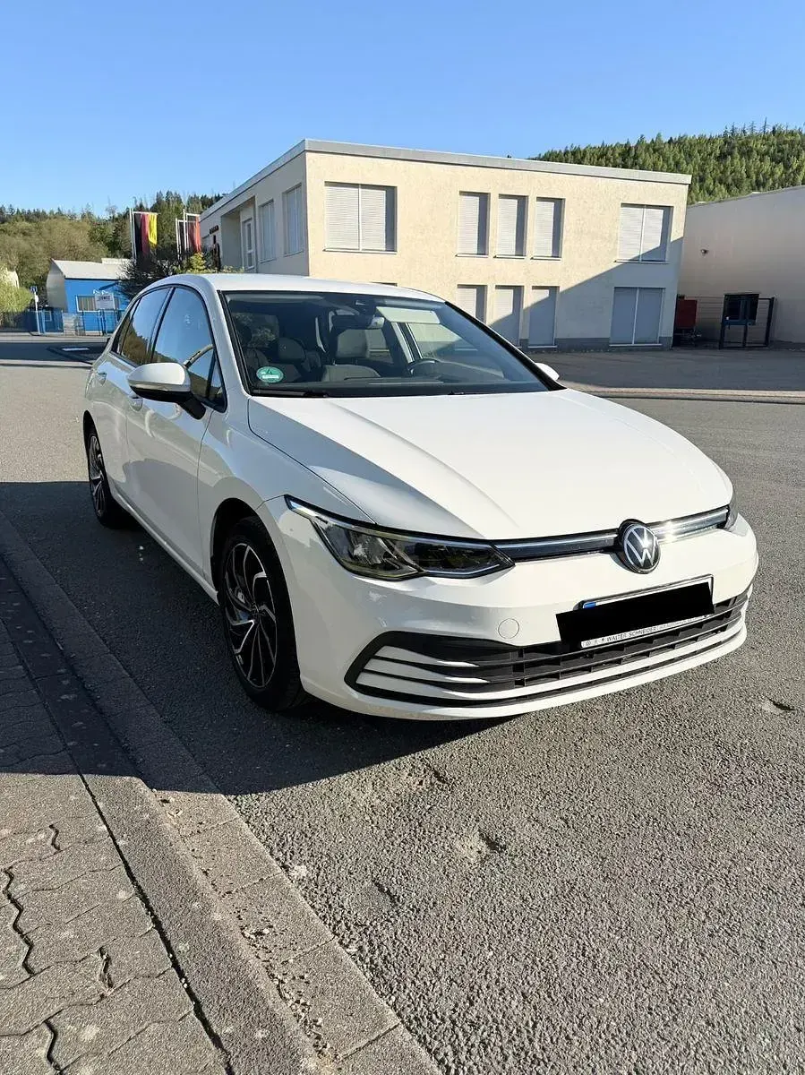 Gebraucht VW Golf VII Life 150 PS (110 kW) 2021 Weiß Kleinwagen