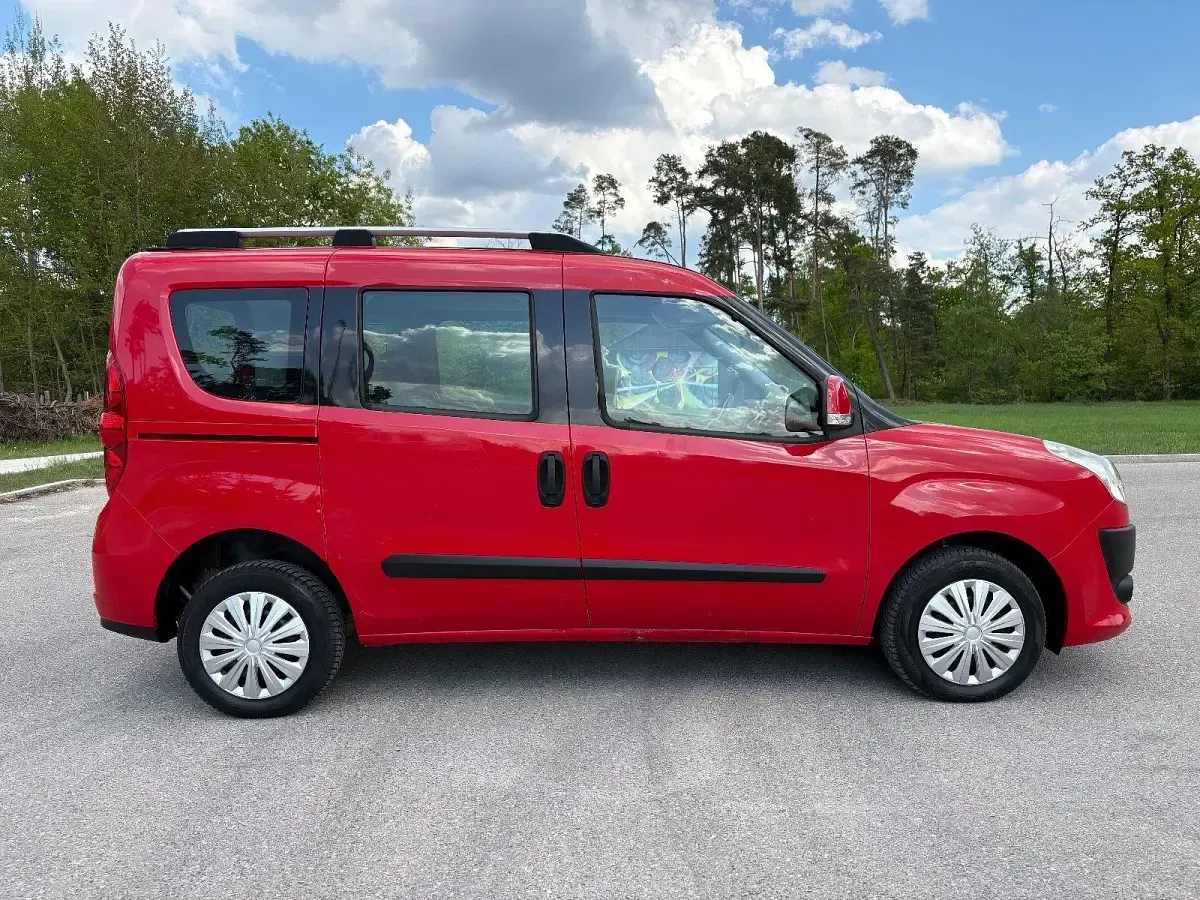 Usata Fiat Doblò Easy 90 CV (66 kW) 2012 Rosso Monovolume