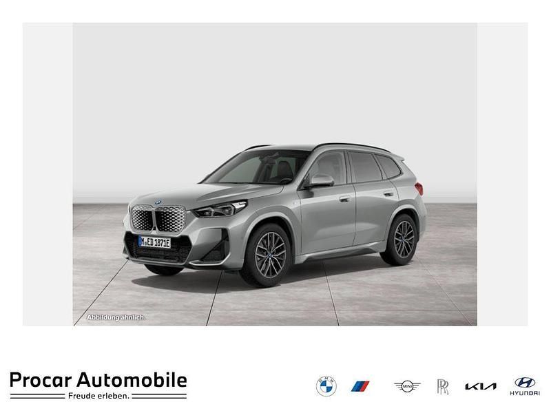 Silber Neu 2025 BMW iX1 M Sport SUV | 55.599 € (Fairer Preis) - Bild 1/4