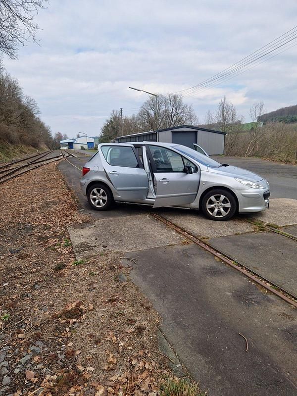 Gebraucht Peugeot 307 109 PS (80 kW) 2007 Silber Limousine