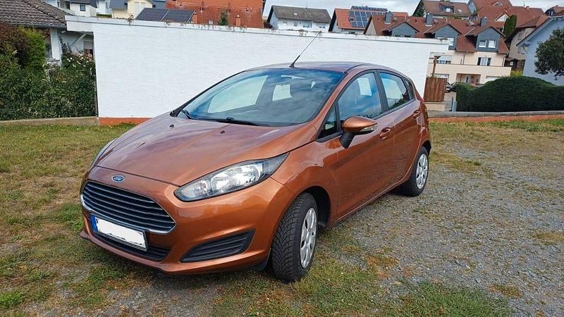 Braun Gebraucht 2013 Ford Fiesta SYNC Edition Kleinwagen | 5.900 € (Fairer Preis) - Bild 1/4