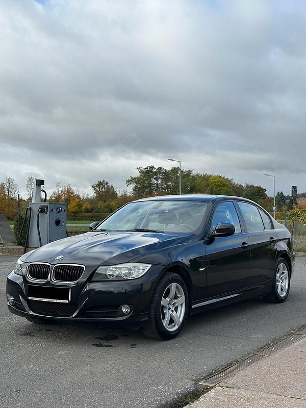 Schwarz Gebraucht 2011 BMW 318 Limousine | 4.999 € (Fairer Preis) - Bild 1/4