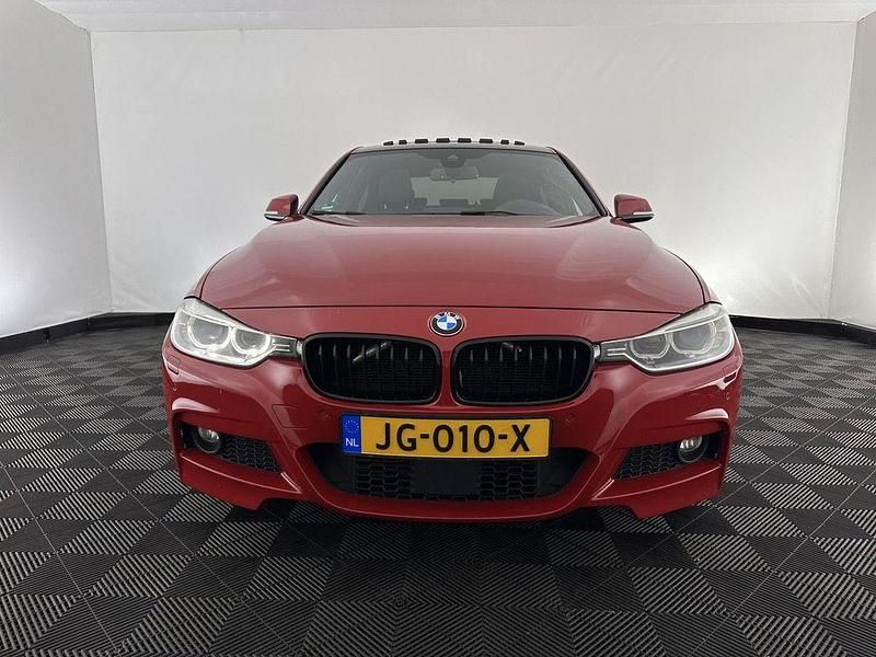 Używany BMW 330 Executive 258 KM (189 kW) 2015 Czerwony Sedan/Limuzyna