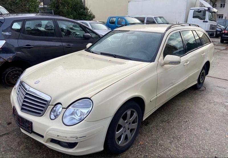 Hellelfenbein Gebraucht 2009 Mercedes E200 Kombi | 1.599 € - Bild 1/4