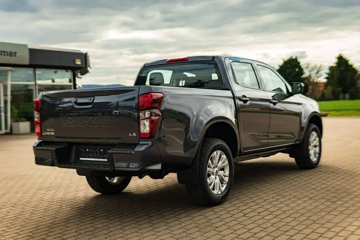 Gebraucht Isuzu D-Max 163 PS (119 kW) 2025 Obsidian gray Pickup