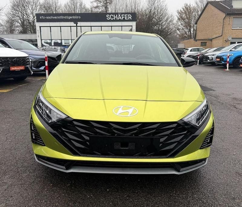 Neu Hyundai i20 90 PS (66 kW) 2025 Gelb Limousine