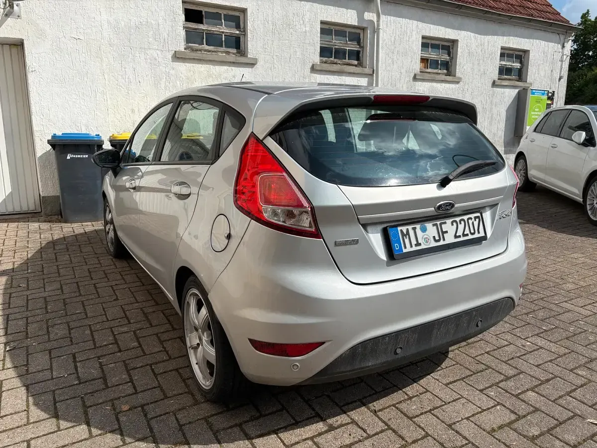 Gebraucht Ford Fiesta 95 PS (69 kW) 2014 Silber Kleinwagen