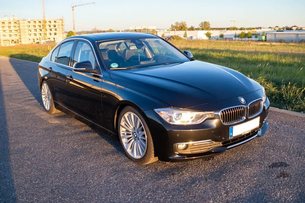 Second-hand BMW 320 Luxury Line 184 CP (135 kW) 2012 Negru Berlinǎ