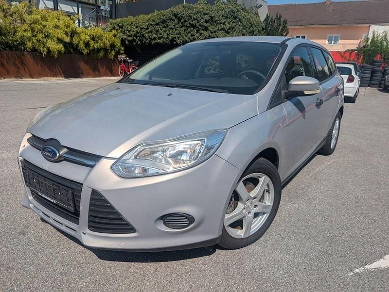 Beige Gebraucht 2014 Ford Focus Ambiente Limousine | 3.980 € (Superpreis) - Bild 1/4