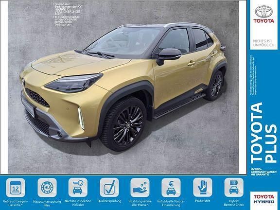 Warm gold metallic, dach schwarz Gebraucht 2021 Toyota Yaris Hybrid Advance | 26.990 € (Teuer) - Bild 1/4