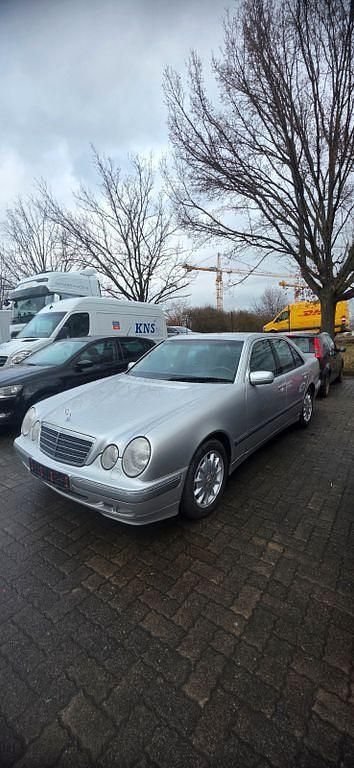 Gebraucht Mercedes E280 Elegance 204 PS (150 kW) 2002 Silber Limousine