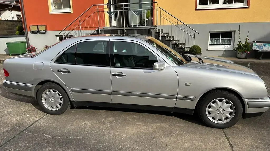 Gebraucht Mercedes E230 Elegance 150 PS (110 kW) 1997 Silber Limousine