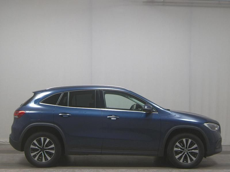 Denimblau metallic Gebraucht 2021 Mercedes GLA250 Style SUV | 27.980 € (Superpreis) - Bild 1/4
