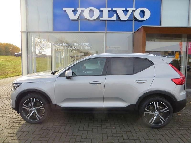 Silber Gebraucht 2025 Volvo XC40 Core SUV | 35.930 € (Fairer Preis) - Bild 1/4