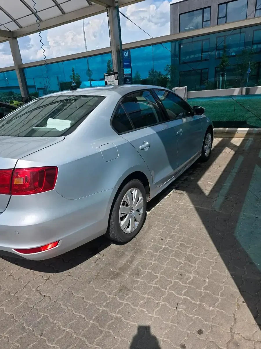 Gebraucht VW Jetta 105 PS (77 kW) 2012 Silber Limousine