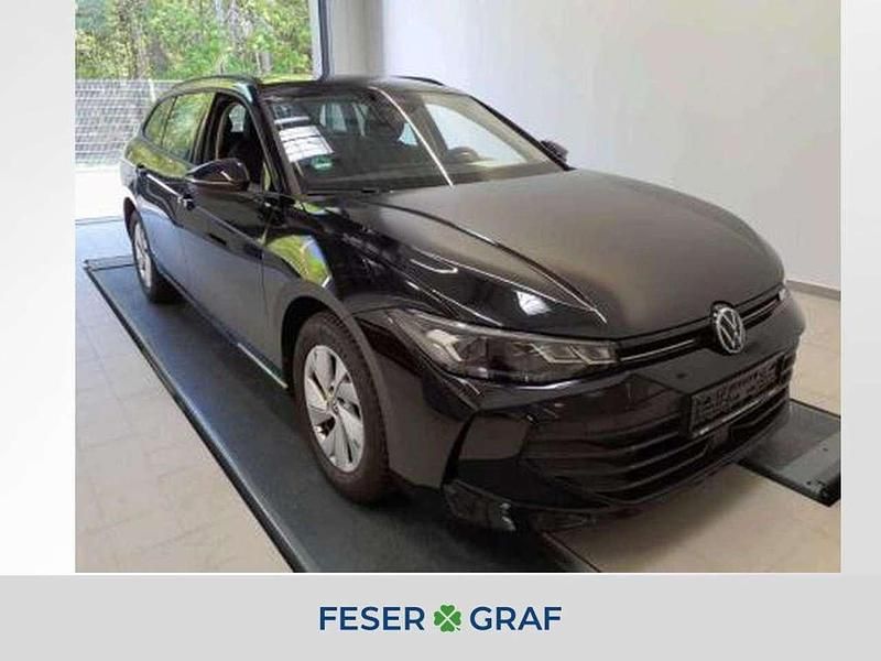 Grenadillschwarz metallic Gebraucht 2024 VW Passat Kombi | 29.250 € (Fairer Preis) - Bild 1/4