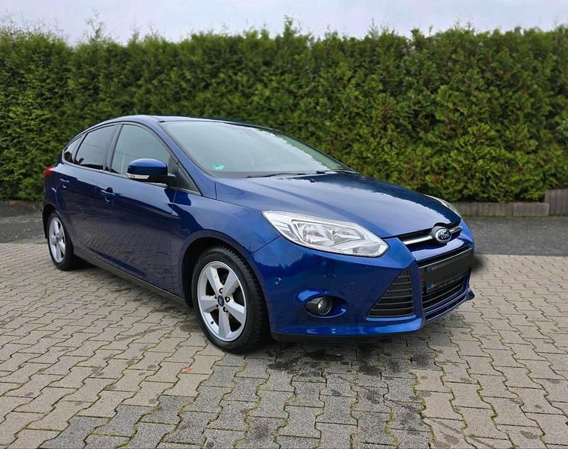 Blau Gebraucht 2014 Ford Focus Limousine | 3.200 € (Superpreis) - Bild 1/4