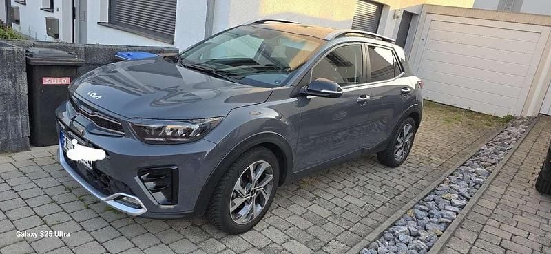 Grau Gebraucht 2023 Kia Stonic GT-Line SUV | 24.300 € (Etwas zu teuer) - Bild 1/3