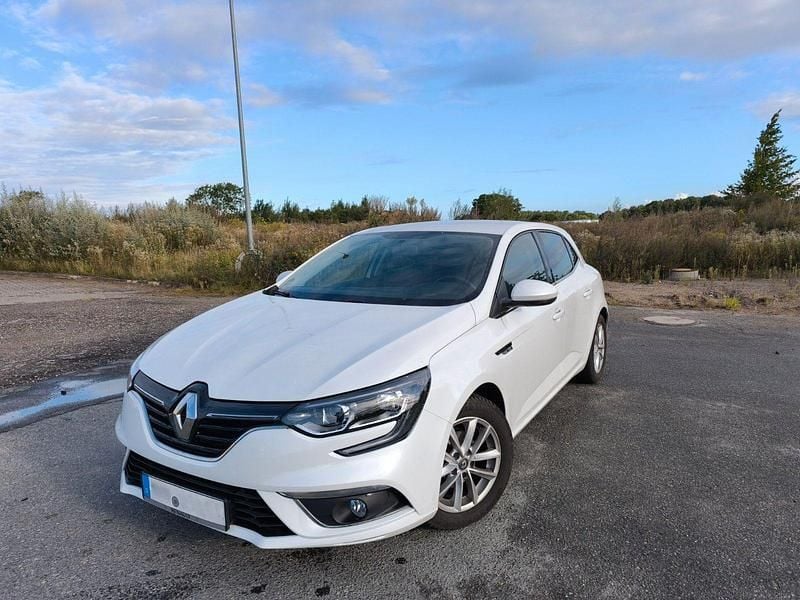 Weiß Gebraucht 2017 Renault Mégane IV Zen Limousine | 11.500 € (Fairer Preis) - Bild 1/4