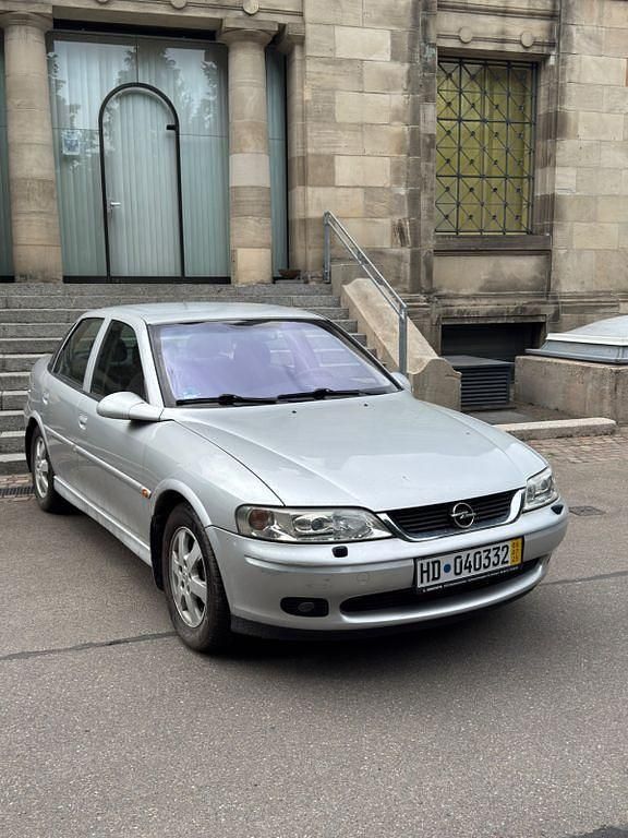 Grau Gebraucht 2001 Opel Vectra Limousine | 2.450 € (Fairer Preis) - Bild 1/4