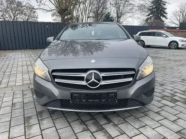 Gebraucht Mercedes A180 122 PS (89 kW) 2013 Grau Limousine