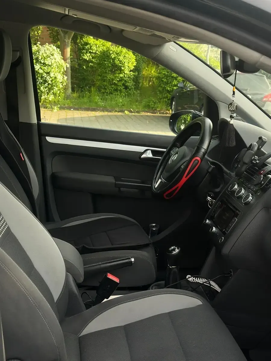 Gebraucht VW Touran 105 PS (77 kW) 2013 Schwarz Van / Kleinbus