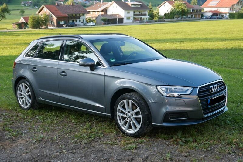 Grau Gebraucht 2019 Audi A3 Sportback Design Limousine | 22.800 € (Teuer) - Bild 1/4