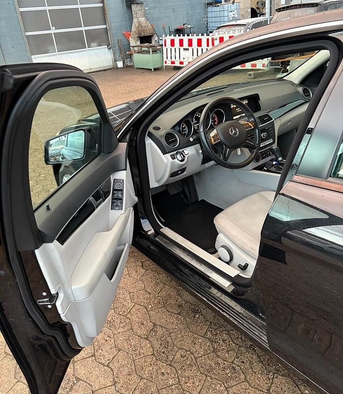Schwarz Gebraucht 2013 Mercedes C220 Limousine | 8.999 € (Fairer Preis) - Bild 1/4