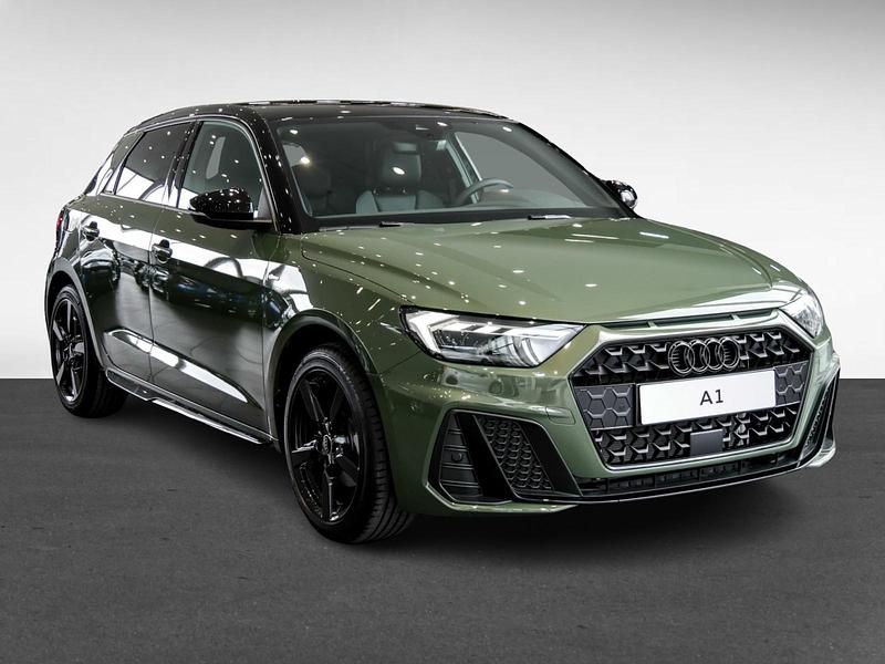 Distriktgrün metallic Gebraucht 2025 Audi A1 Sportback S-Line Kleinwagen | 37.940 € - Bild 1/3