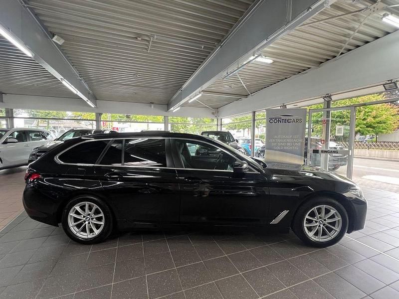 Saphirschwarz Gebraucht 2023 BMW 520 Sport Line Kombi | 35.999 € (Guter Preis) - Bild 1/4