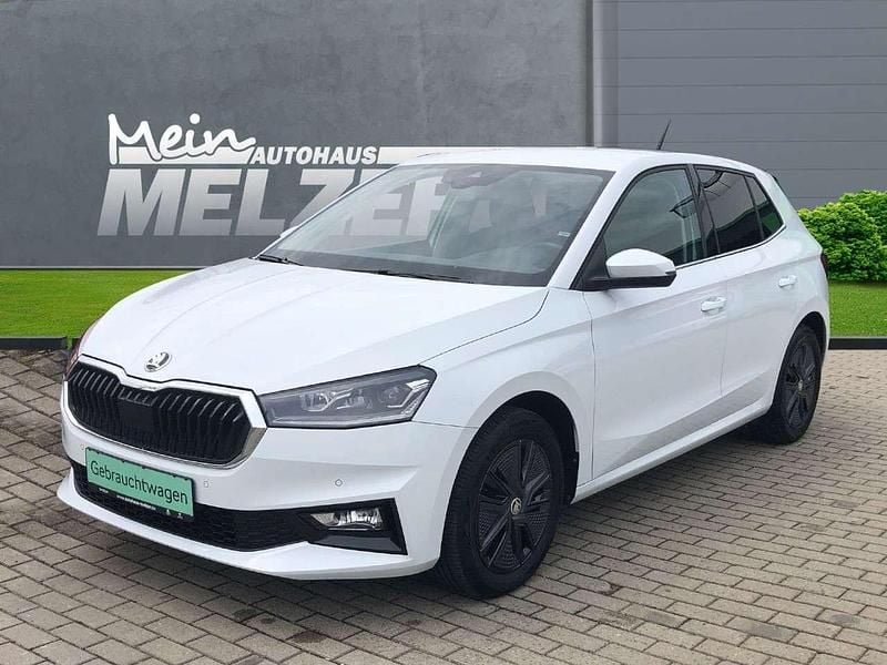 Moonweiß met. Gebraucht 2024 Skoda Fabia Style Limousine | 19.480 € (Guter Preis) - Bild 1/4