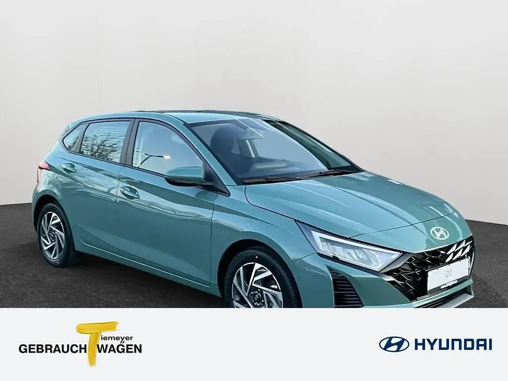 Gebraucht Hyundai i20 Comfort 101 PS (74 kW) 2024 Dragon red Kleinwagen
