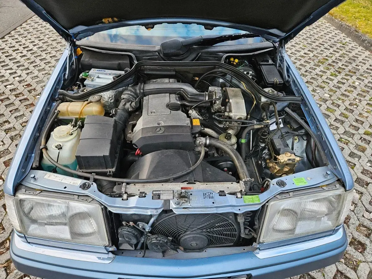 Gebraucht Mercedes E220 150 PS (110 kW) 1993 Blau Limousine