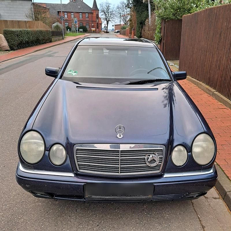 Blau Gebraucht 1997 Mercedes E230 Limousine | 1.250 € - Bild 1/4