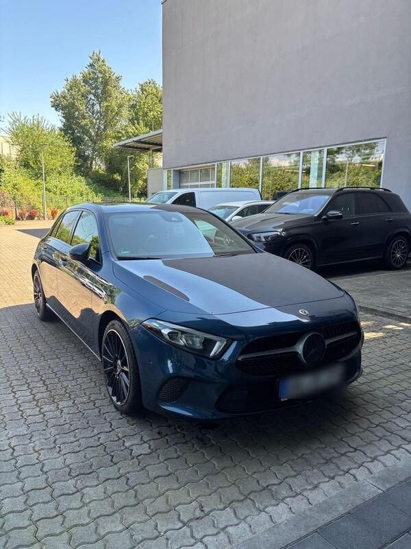 Blau Gebraucht 2020 Mercedes A180 Kleinwagen | 21.200 € (Fairer Preis) - Bild 1/4