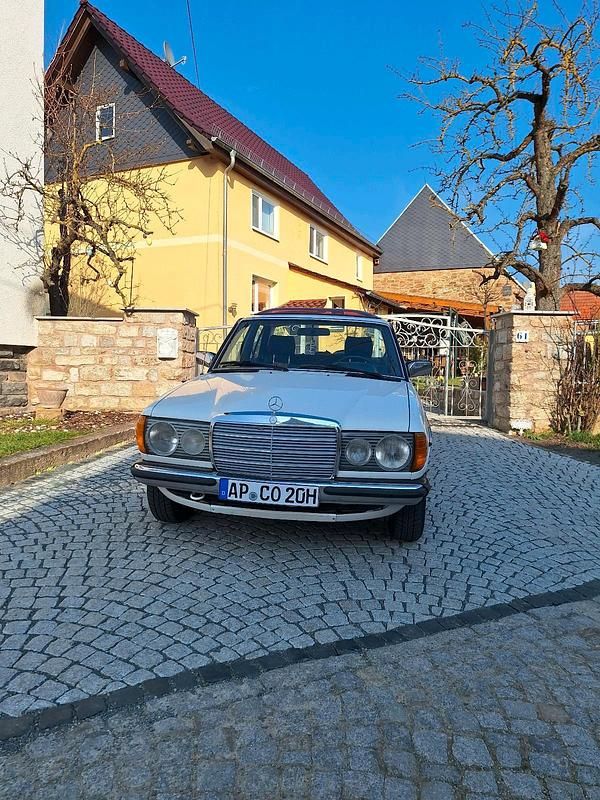 Gebraucht Mercedes 200 60 PS (44 kW) 1982 Weiß Limousine