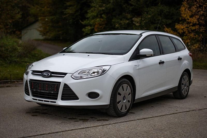 Gebraucht Ford Focus 101 PS (74 kW) 2013 Weiß Kombi