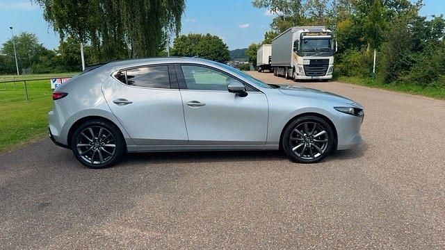 Silber Gebraucht 2021 Mazda 3 Selection Limousine | 23.500 € (Fairer Preis) - Bild 1/4