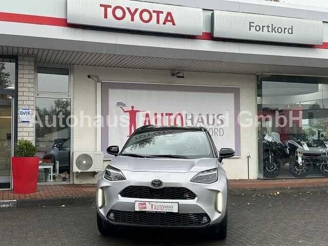 Grau Neu 2025 Toyota Yaris Cross Sport SUV | 32.980 € (Etwas zu teuer) - Bild 1/4