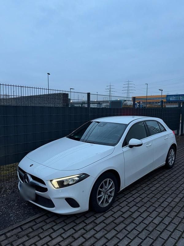 Gebraucht Mercedes A180 116 PS (85 kW) 2019 Weiß Kleinwagen