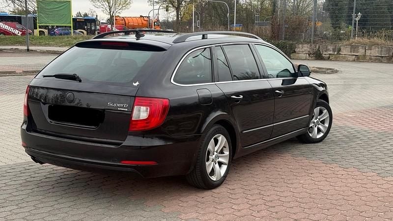 Gebraucht Skoda Superb 140 PS (102 kW) 2012 Schwarz Kombi