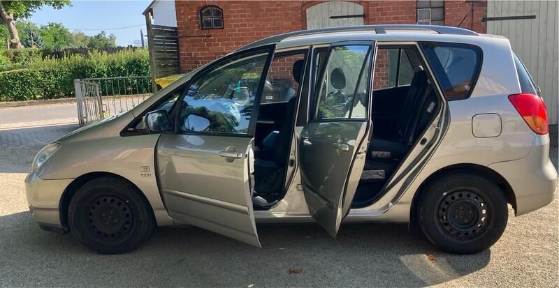 Beige Gebraucht 2003 Toyota Corolla Verso Van / Kleinbus | 2.500 € (Guter Preis) - Bild 1/4