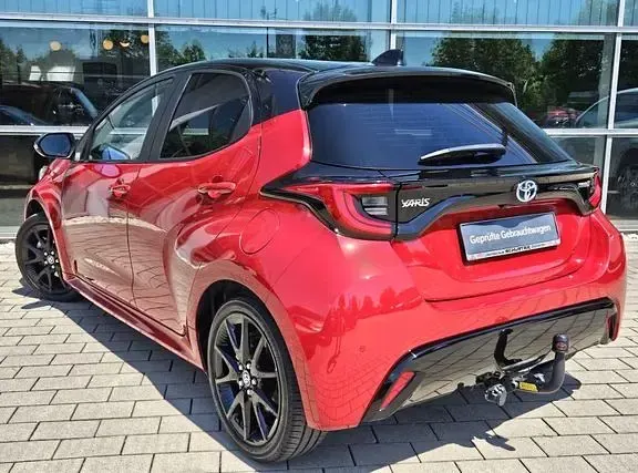 Gebraucht Toyota Yaris Basis 116 PS (85 kW) 2022 Karminarot metallic, dach schwarz Kleinwagen