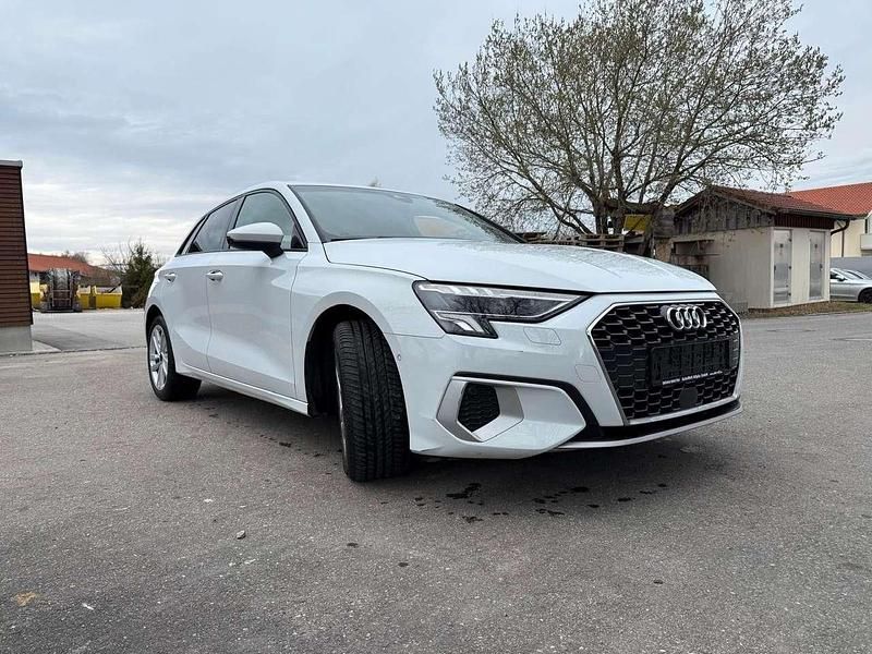 Second-hand Audi A3 Advanced 150 CP (110 kW) 2022 Alb Berlinǎ