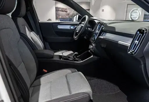 Neu Volvo XC40 Plus 163 PS (119 kW) 2025 Weiß SUV